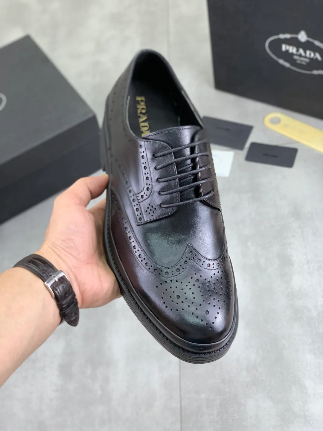 Men's shoes 💰P540 New PRADA Prada spring new casual leather shoes Original purchase, development and production Prada Men's Classic Series Technological breathable fabrics with cowhide Casual sports shoes Casual sports dad shoes combine high-tech breathable materials and cowhide, with exclusive button decoration on the sides. The outsole is full of P italic design and bright colors to show vitality and continue the brand design inspiration. Stroll around the city lightly and feel free and comfortable. Delivered in exquisite packaging 🛍📦 ▪️Material: original customized calfskin with breathable material ▪️Inner lining: cowhide lining ➕cowhide feet ▪️Outsole: open-molded TPU rubber material ▪️Sole thickness: 3.5CM ▪️Size: Men's 38-44 (45 can be customized) Multiple colors available
